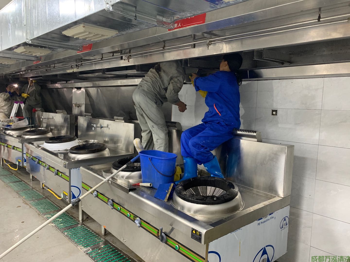 2025年9月29日广汉某大专院校食堂厨房油烟机和烟道清洗案例